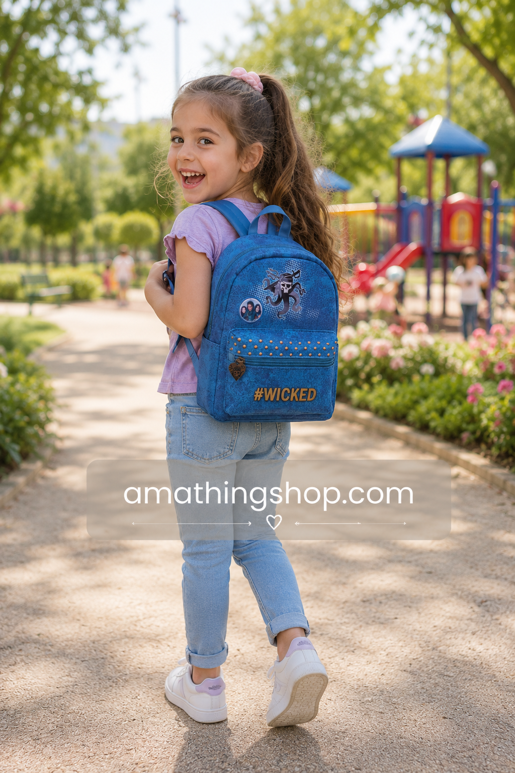 Niña feliz jugando en parque con mochila Disney Los Descendientes 3 azul mini infantil