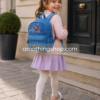 Niña feliz caminando al colegio con mochila Disney Los Descendientes 3 azul mini escolar