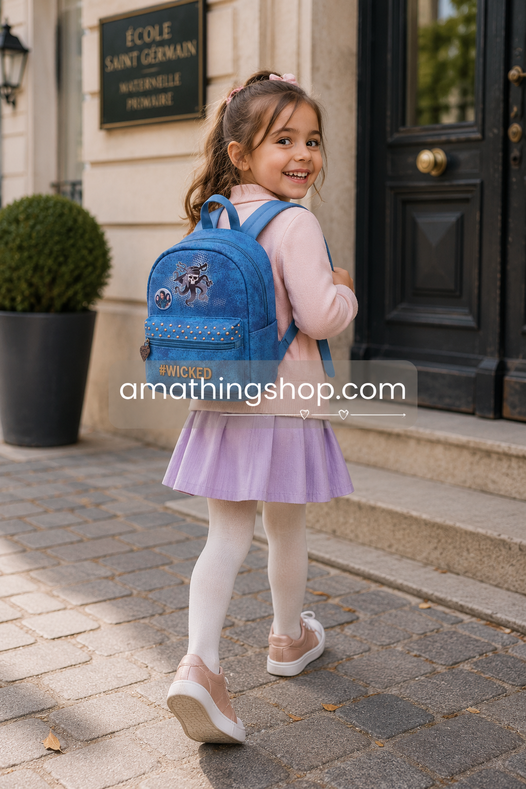 Niña feliz caminando al colegio con mochila Disney Los Descendientes 3 azul mini escolar
