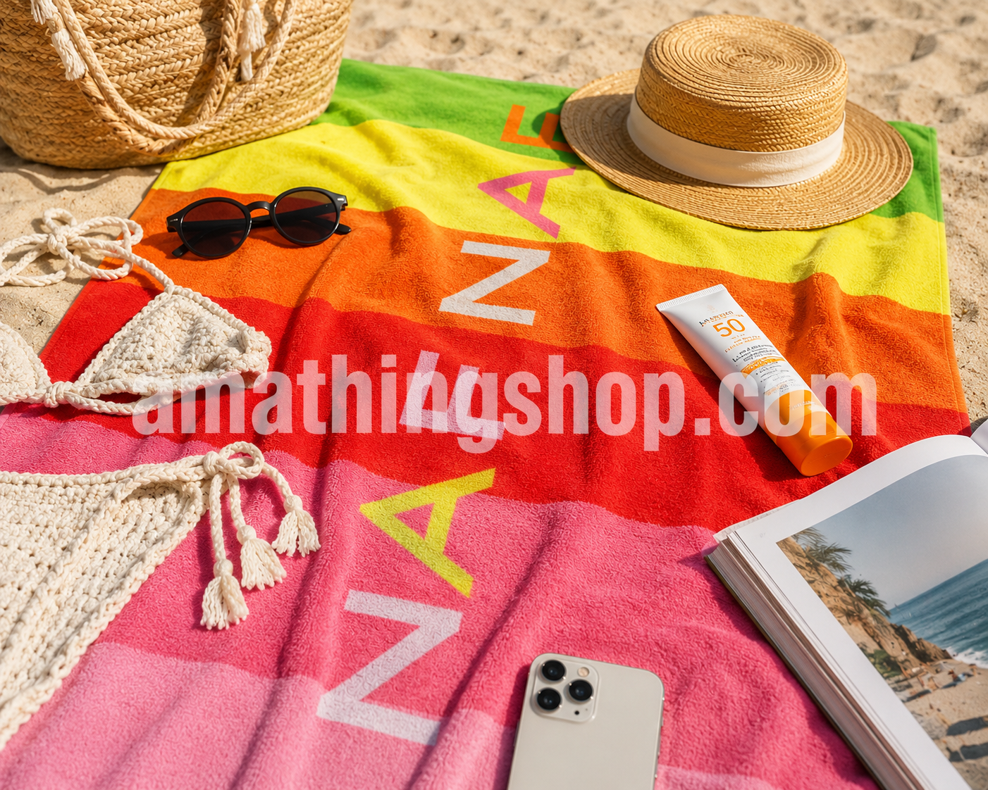 Toalla Naf Naf multicolor de algodón sobre arena con accesorios de verano, sombrero, bikini, gafas y crema solar. Toalla grande ideal para playa, piscina y vacaciones.