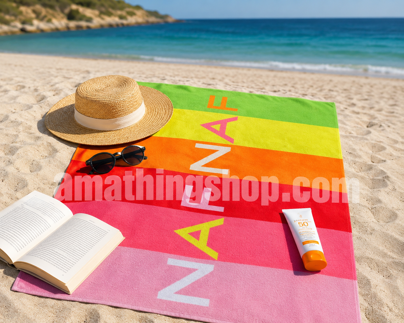Toalla de playa Naf Naf rayas multicolor para mujer sobre arena junto al mar con sombrero, gafas y accesorios de verano. Toalla grande de algodón ideal para playa, piscina y vacaciones.