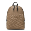 Mochila Desigual Psico Logo Mombasa Mini marrón para mujer con logo en relieve, cierre de cremallera y formato compacto. Modelo práctico para uso diario, oficina, recados, paseos, viajes cortos, salidas informales y regalo especial.