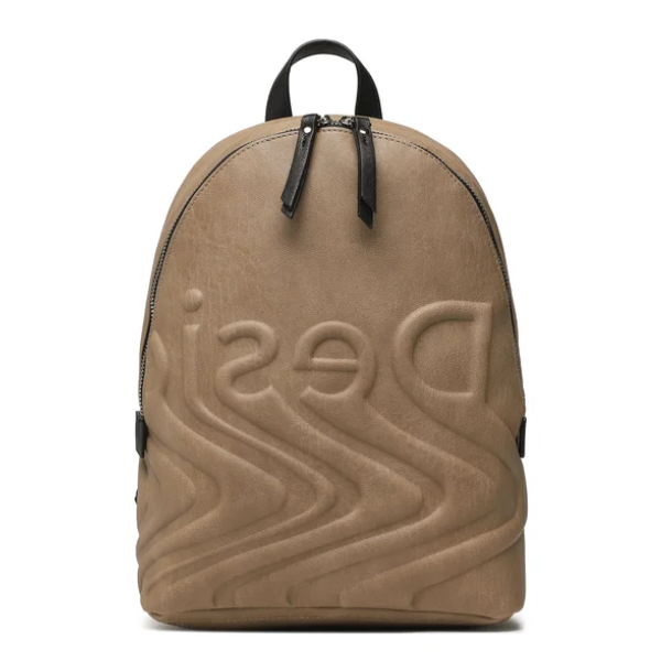 Mochila Desigual Psico Logo Mombasa Mini marrón para mujer con logo en relieve, cierre de cremallera y formato compacto. Modelo práctico para uso diario, oficina, recados, paseos, viajes cortos, salidas informales y regalo especial.