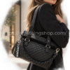 Mujer con bolso Desigual negro Loverty 2.0 multiposición con asa trenzada y textura de rombos
