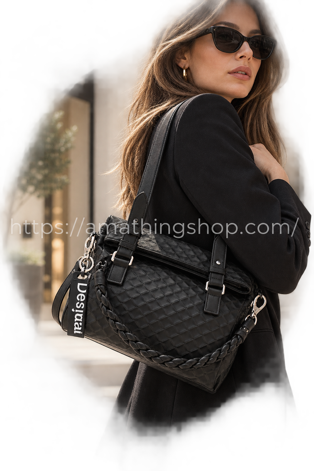 Mujer con bolso Desigual negro Loverty 2.0 multiposición con asa trenzada y textura de rombos