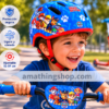 Niño usando casco infantil ajustable Paw Patrol azul y rojo para bicicleta y patinete