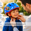 Padre ajustando casco infantil Paw Patrol azul y rojo a un niño pequeño en parque exterior