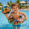 Niño pequeño jugando en la piscina con flotador de 42 cm y pelota hinchable de 30 cm PAW Patrol durante las vacaciones de verano.