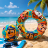 Niño pequeño jugando en la piscina con flotador de 42 cm y pelota hinchable de 30 cm PAW Patrol durante las vacaciones de verano.