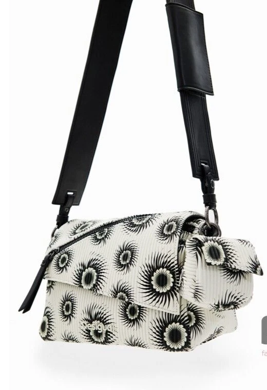 bolso pequeno mujer con estampado blanco y negro bandolera elegante estilo moderno para salir