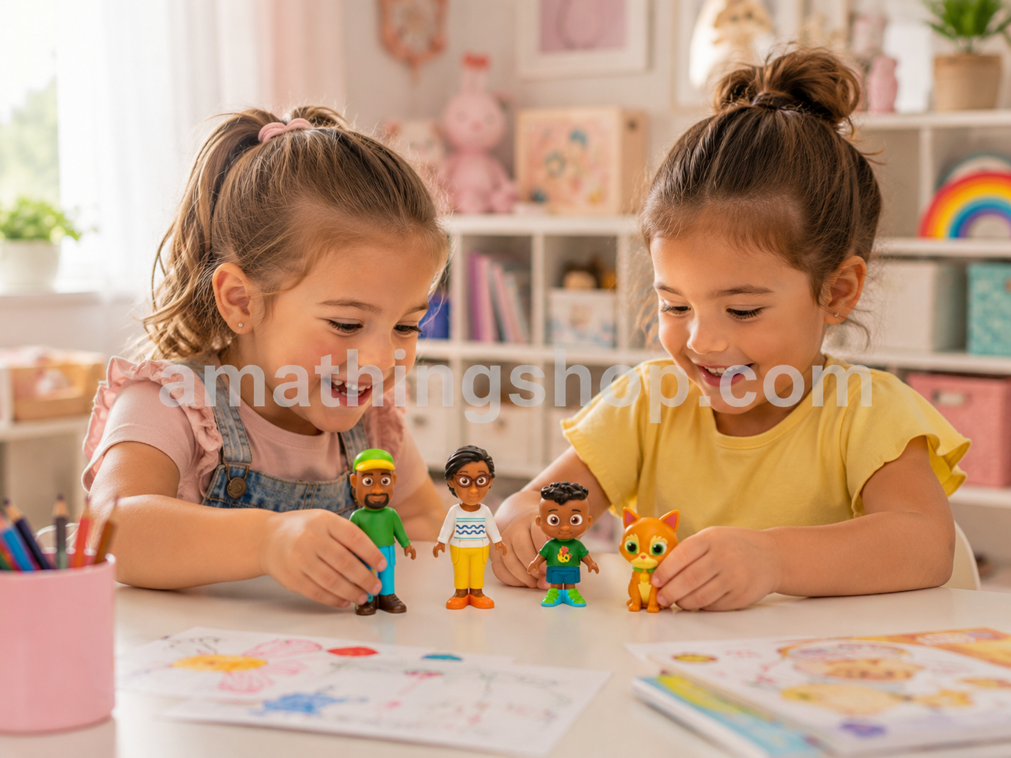 Dos niñas jugando con el pack original de figuras Cocomelon Familia de Cody con Mom Dad Cody y Pickles sobre una mesa en una habitación infantil luminosa