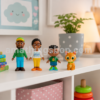 Pack original de figuras Cocomelon Familia de Cody con Mom Dad Cody y Pickles colocado sobre una estantería en una habitación infantil moderna