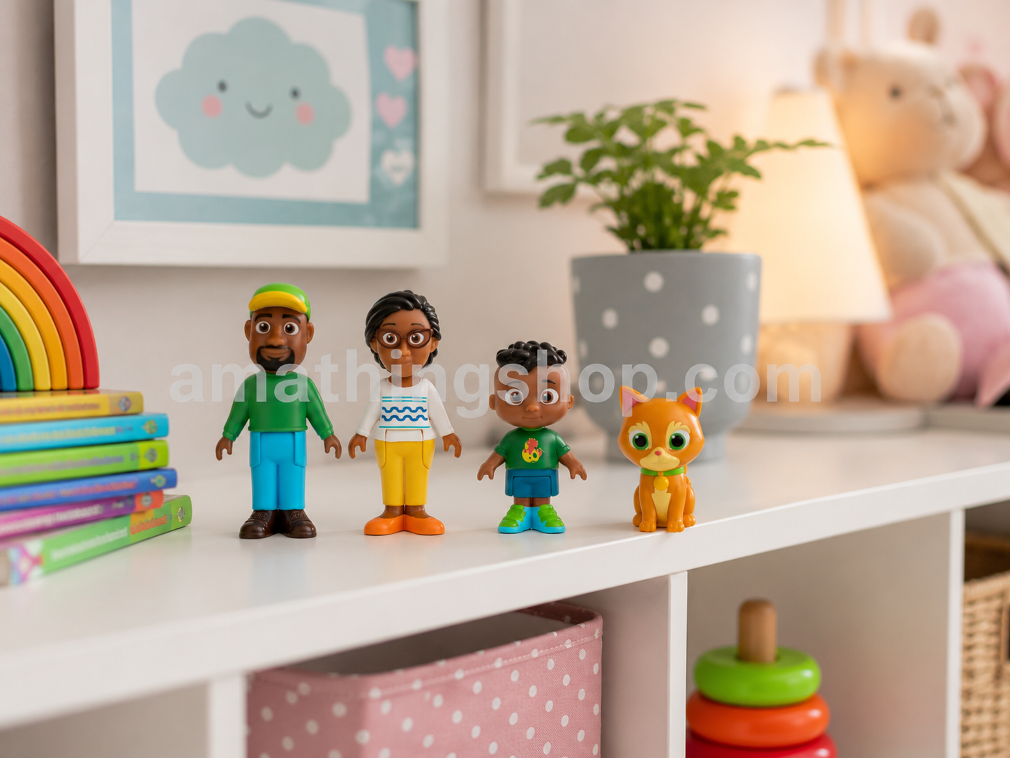 Pack original de figuras Cocomelon Familia de Cody con Mom Dad Cody y Pickles colocado sobre una estantería en una habitación infantil moderna