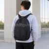 Hombre usando mochila Columbia Bridgeline negra unisex para trabajo, universidad, viaje y uso diario