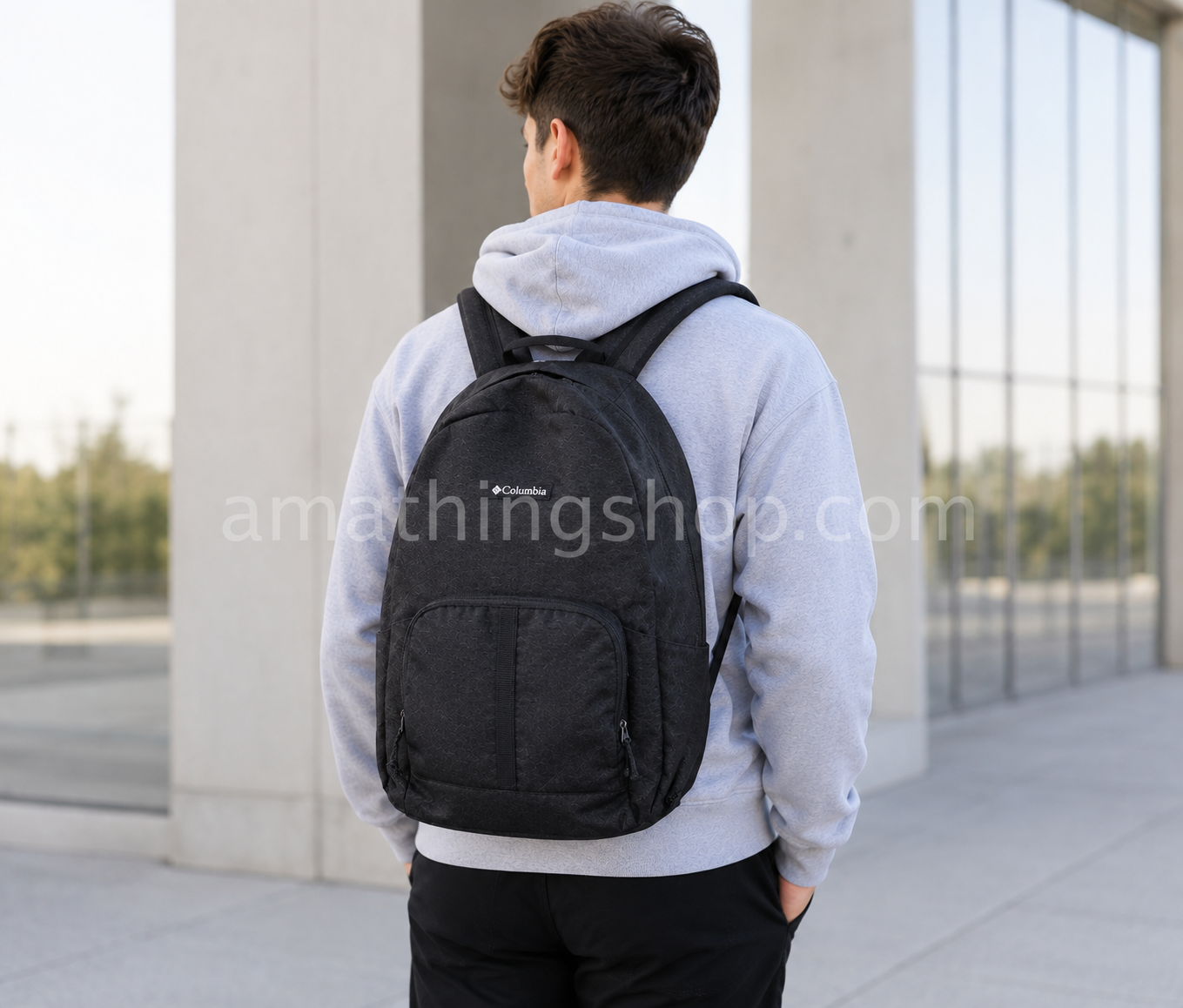Hombre usando mochila Columbia Bridgeline negra unisex para trabajo, universidad, viaje y uso diario