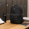 Mochila Columbia negra 25L para gimnasio, deporte, trabajo y universidad Mochila Columbia negra unisex 25L en vestuario moderno con zapatillas, botella, sudadera y libreta, ideal para gimnasio, deporte, trabajo, universidad, portátil y uso diario.