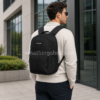 Mochila Columbia negra 25L para hombre, trabajo y universidad Mochila Columbia negra unisex 25L puesta por un hombre joven en entorno urbano moderno, ideal para trabajo, universidad, portátil de 15 pulgadas, viajes cortos y uso diario.