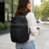 Mochila Columbia negra 25L para mujer, trabajo y universidad Mochila Columbia negra unisex 25L puesta por una mujer en entorno urbano, ideal para trabajo, universidad, portátil de 15 pulgadas, viajes cortos, oficina y uso diario.