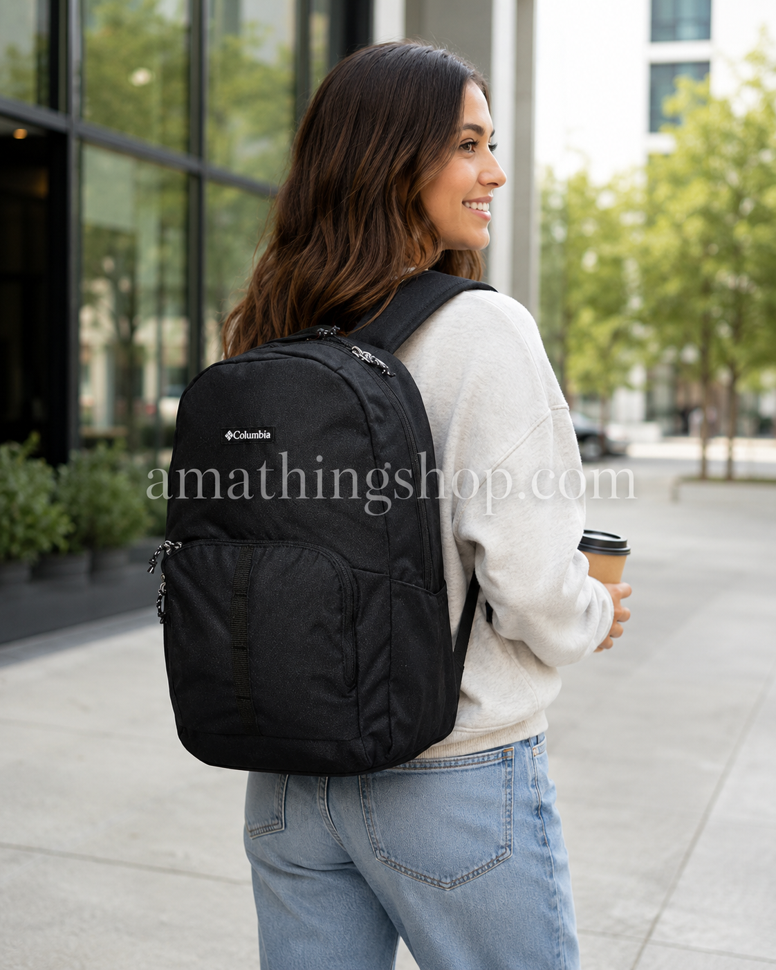 Mochila Columbia negra 25L para mujer, trabajo y universidad Mochila Columbia negra unisex 25L puesta por una mujer en entorno urbano, ideal para trabajo, universidad, portátil de 15 pulgadas, viajes cortos, oficina y uso diario.