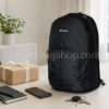 Mochila Columbia negra 25L como regalo práctico para trabajo y uso diario Mochila Columbia negra unisex 25L sobre mesa con caja de regalo, libreta, móvil y llaves, ideal para trabajo, universidad, uso diario, portátil de 15 pulgadas y regalo práctico.