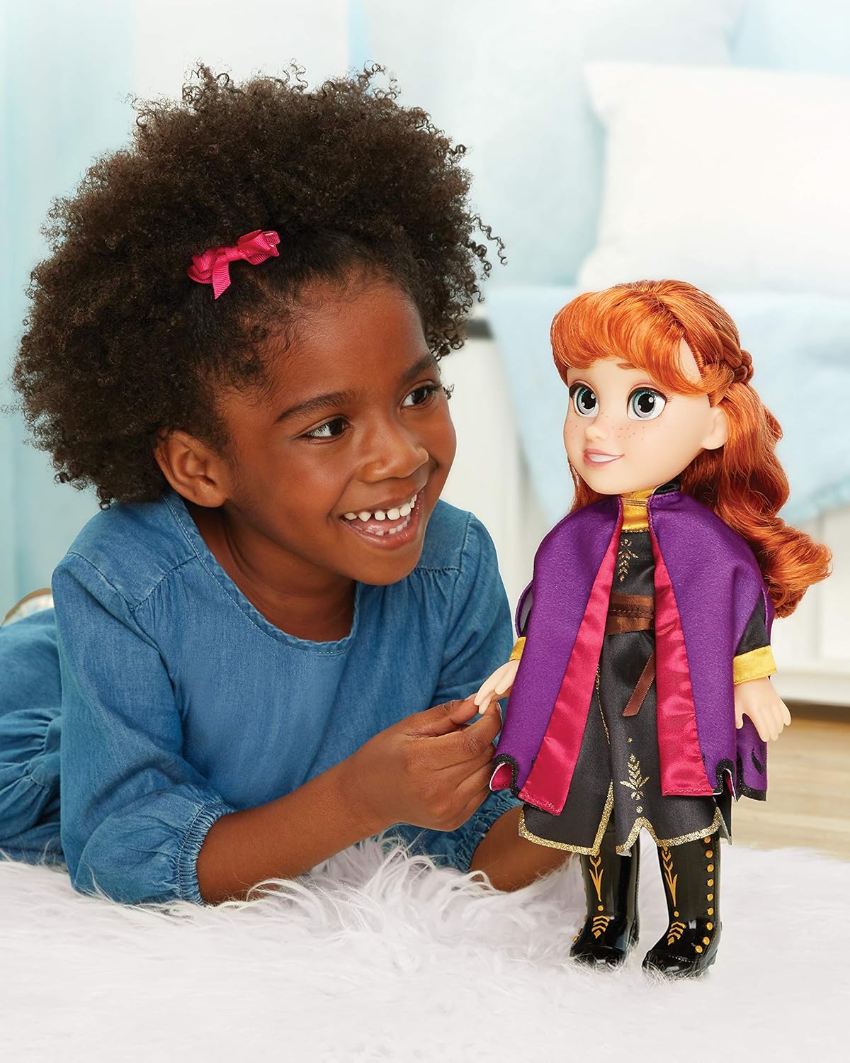Muñeca Disney Anna Frozen - Contexto de Juego Infantil Disney frozen anna puppe reisekleid sostenida por una nina en casa de diario.