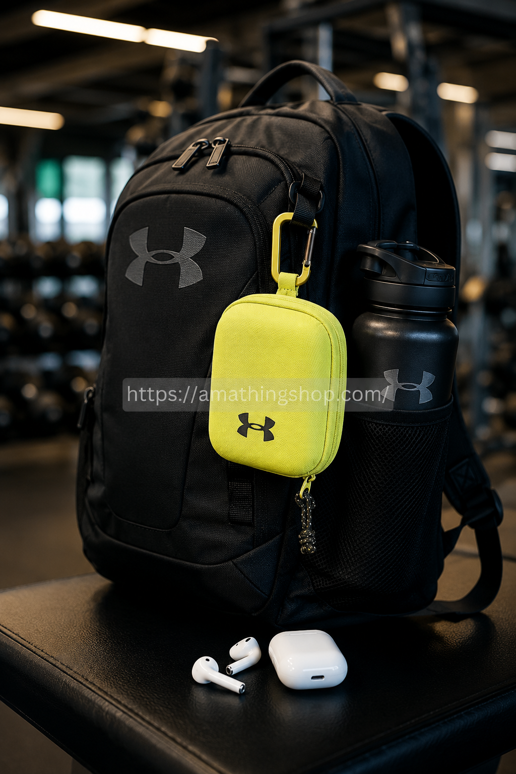 Estuche deportivo Under Armour amarillo colgado en mochila negra de gimnasio con auriculares y botella estilo lifestyle premium