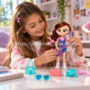 Niña jugando con muñeca Distroller Tinga Teen Tokers con guitarra y accesorios