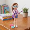 Muñeca Tinga Distroller Teen Tokers con guitarra y accesorios musicales en entorno real - amathingshop.com
