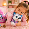 Niña abrazando el cachorro interactivo Pets Alive Pooping Puppies Husky en habitación infantil rosa, juguete educativo que camina, ladra y hace caca mágica.