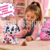 Niña jugando con Pets Alive Pooping Puppies, juguete interactivo de cachorro que camina, ladra y hace caca mágica, ideal para niños y niñas +3 años.