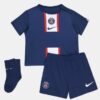 Conjunto oficial Nike PSG para bebé de 6 a 9 meses en color azul, con camiseta, pantalón corto y calcetines a juego. Equipación infantil del Paris Saint-Germain ideal como regalo deportivo para recién nacidos y familias aficionadas al fútbol.