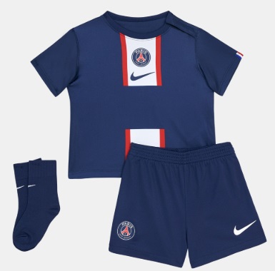 Conjunto oficial Nike PSG para bebé de 6 a 9 meses en color azul, con camiseta, pantalón corto y calcetines a juego. Equipación infantil del Paris Saint-Germain ideal como regalo deportivo para recién nacidos y familias aficionadas al fútbol.