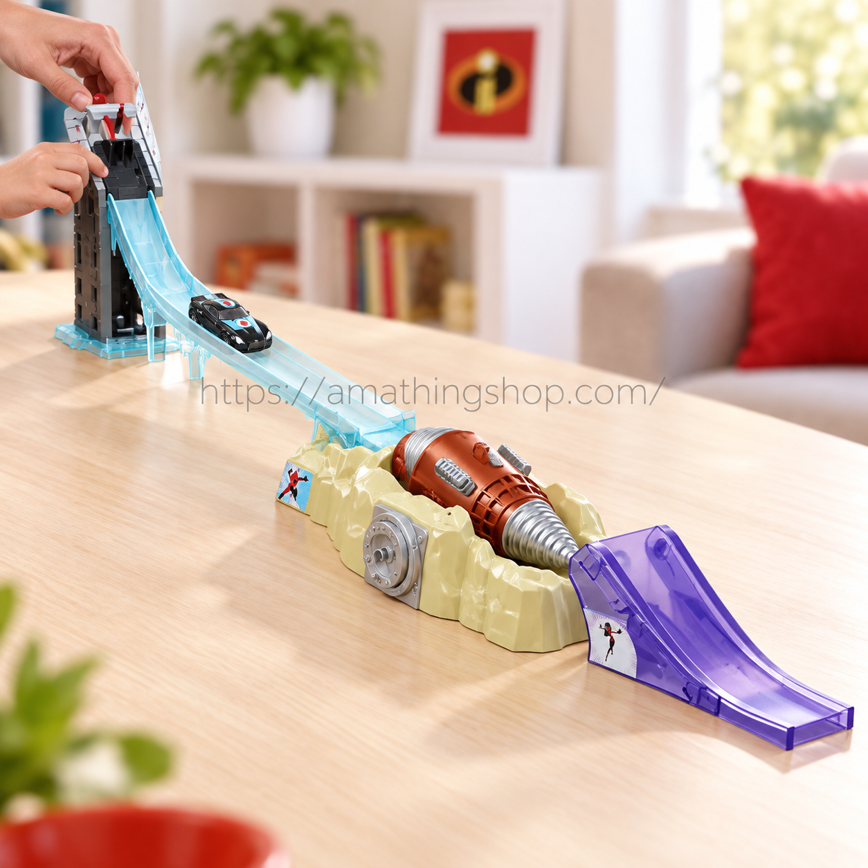 Pista Los Increíbles 2 de JAKKS con coche Incredibile, lanzador azul y obstáculo de Underminer sobre una mesa.