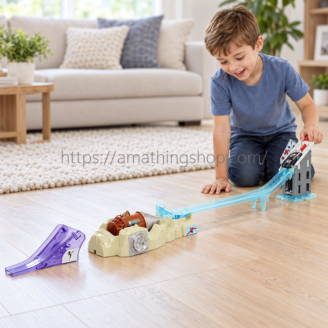 Niño jugando con la pista Los Increíbles 2 de JAKKS, con lanzador, obstáculo de Underminer y coche Incredibile.