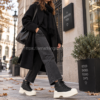 Mujer caminando con Converse Lugged Winter 2.0 negras de plataforma en look urbano