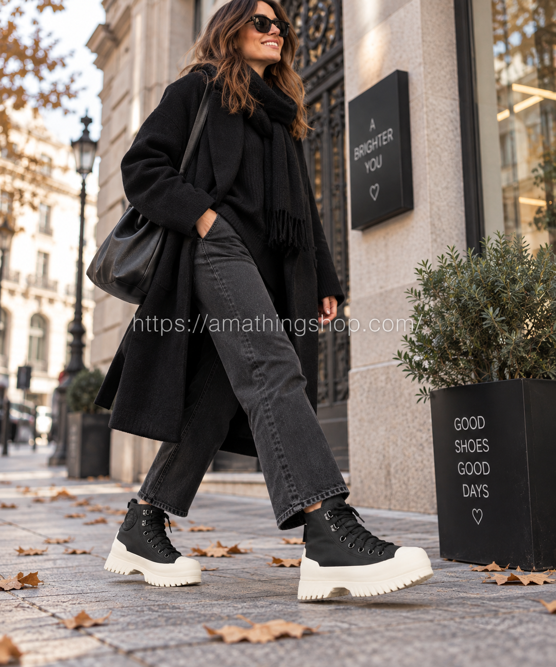 Mujer caminando con Converse Lugged Winter 2.0 negras de plataforma en look urbano