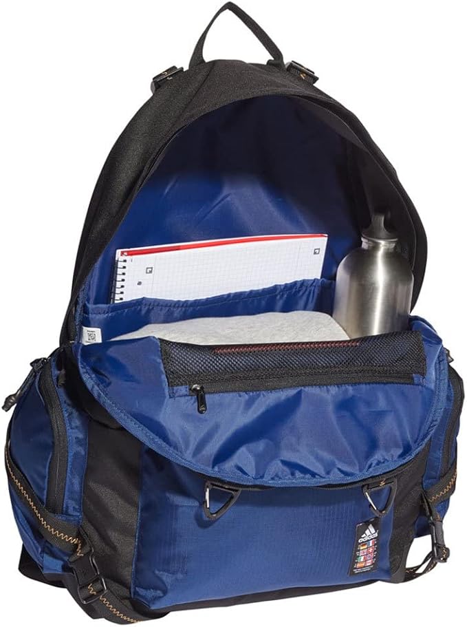 Mochila Adidas UXPLR BP de 30L en color negro y azul. Mochila unisex con compartimento para portátil, bolsillo lateral para botella y gran capacidad. Ideal para deporte, gimnasio y viajes. Material Primegreen sostenible - Amathingshop.com