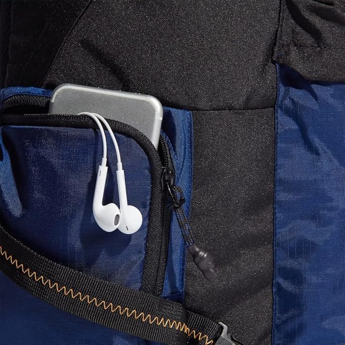 Detalle del bolsillo lateral con cremallera de la mochila Adidas UXPLR BP. Compartimento seguro para teléfono móvil y salida de auriculares. Mochila funcional para el día a día en oferta - Amathingshop.com
