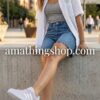 Zapatillas Adidas Grand Court para mujer en color lila claro con tres rayas blancas, puestas por una chica con bermudas vaqueras en un entorno urbano, disponible en amathingshop.com