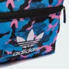 Detalle del logotipo Adidas Originals Trefoil sobre el bolsillo frontal de la mini mochila Adidas Camo HK4942 azul camuflaje.