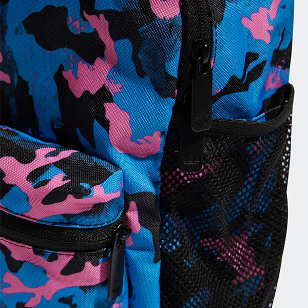 Detalle del bolsillo frontal con cremallera y bolsillo lateral de malla de la mini mochila Adidas Originals Camo HK4942 azul camuflaje.
