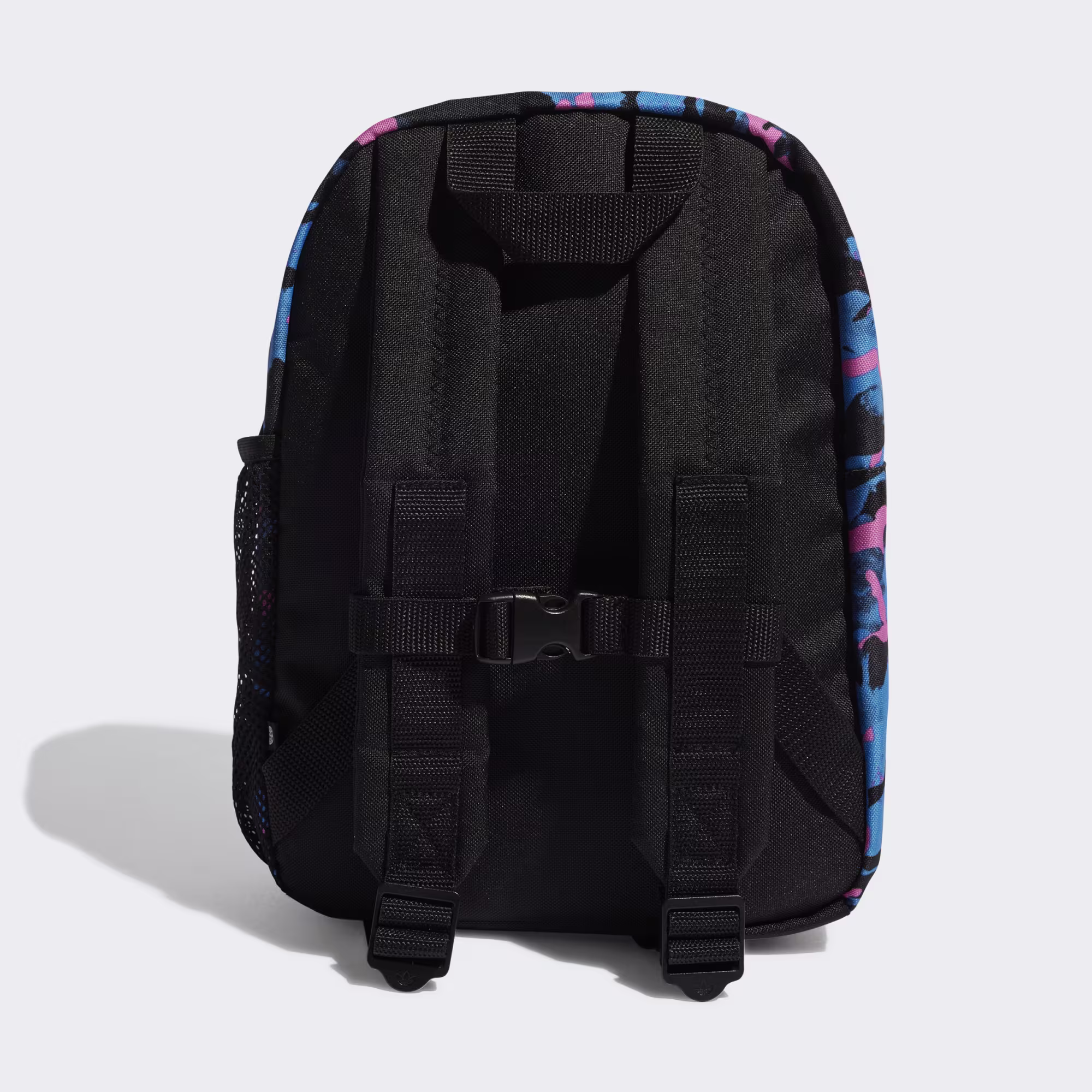 Parte trasera de la mini mochila Adidas Originals Camo HK4942 con tirantes acolchados ajustables, correa de pecho y asa superior.