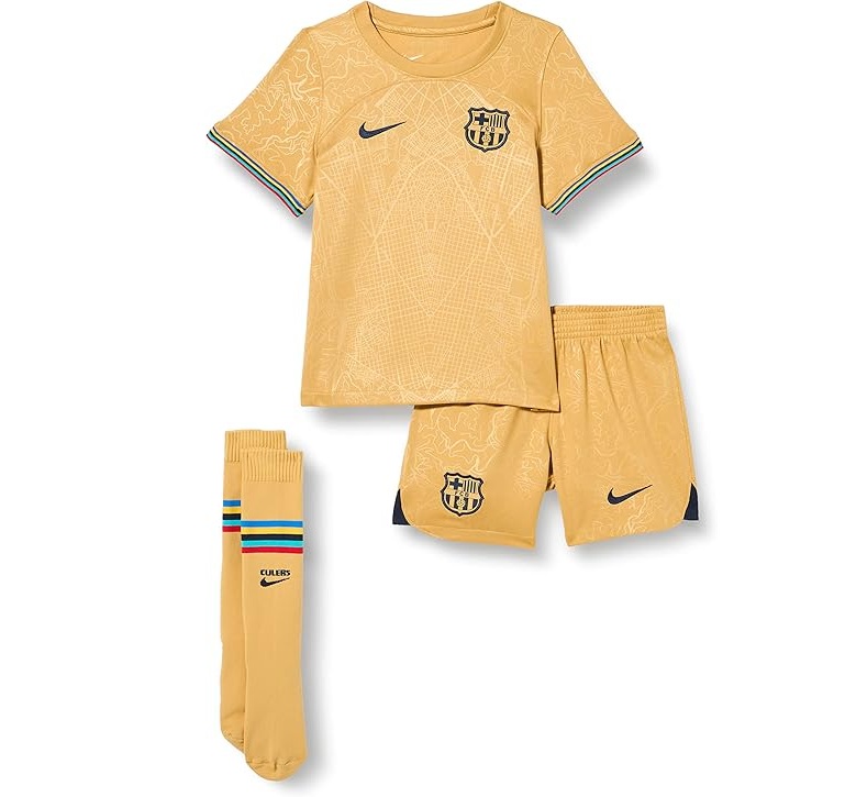 Niño con traje Nike FC Barcelona talla XS (96-104 cm) DJ7900 en color dorado, con camiseta, pantalón corto y medias a juego. Conjunto de fútbol infantil ideal como regalo para pequeños fans del Barça en Navidad, Reyes o cumpleaños.