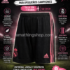 Niño jugando al fútbol con pantalón Real Madrid negro con detalles rosa Adidas cómodo y transpirable para uso diario
