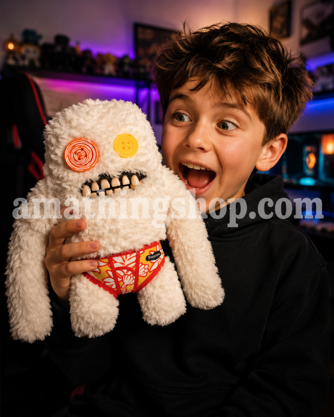 Niño de 9 años sujetando muñeco Fuggler blanco raro y divertido con marca de agua amathingshop.com