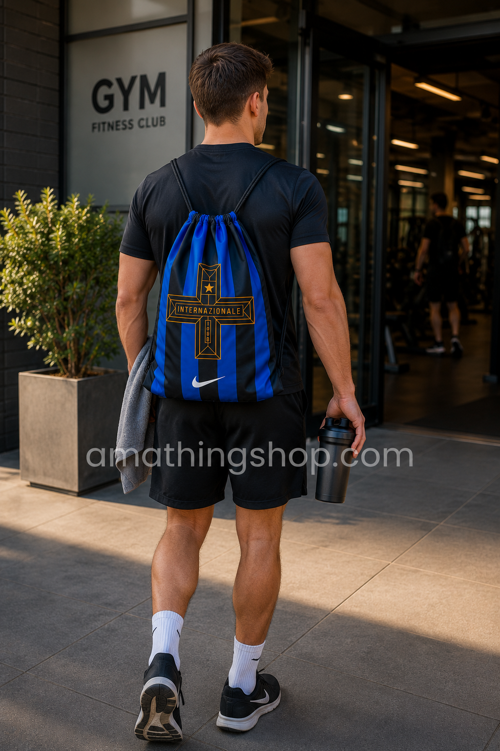 Deportista entrando a un gimnasio con mochila saco Nike Inter de Milán azul y negra, diseño ligero y fino con cordones ajustables para entrenamiento y uso diario.