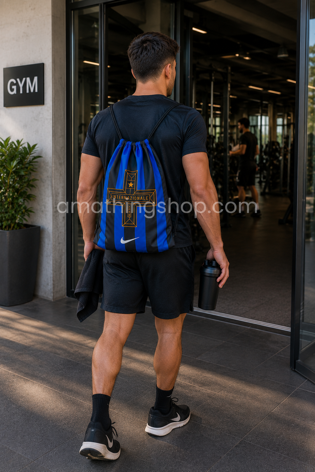 Deportista entrando a gimnasio con mochila saco Nike Inter de Milán azul y negra, diseño oficial ligero con cordones ajustables y capacidad aproximada de 13 litros.