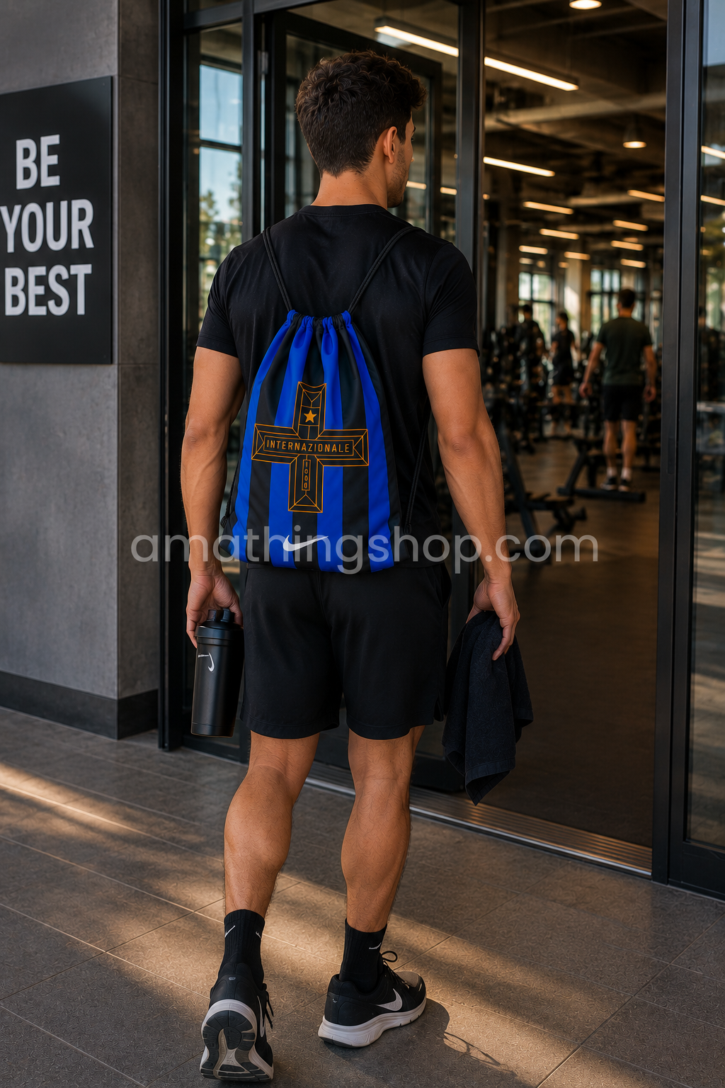 Deportista entrando a gimnasio con mochila saco Nike Inter de Milán azul y negra, diseño oficial ligero y fino con capacidad aproximada de 13 litros para entrenamiento y deporte diario.