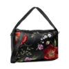 Bolso negro con flores bordadas rojas y lilas visto de frente, con asa y correa bandolera ajustable.