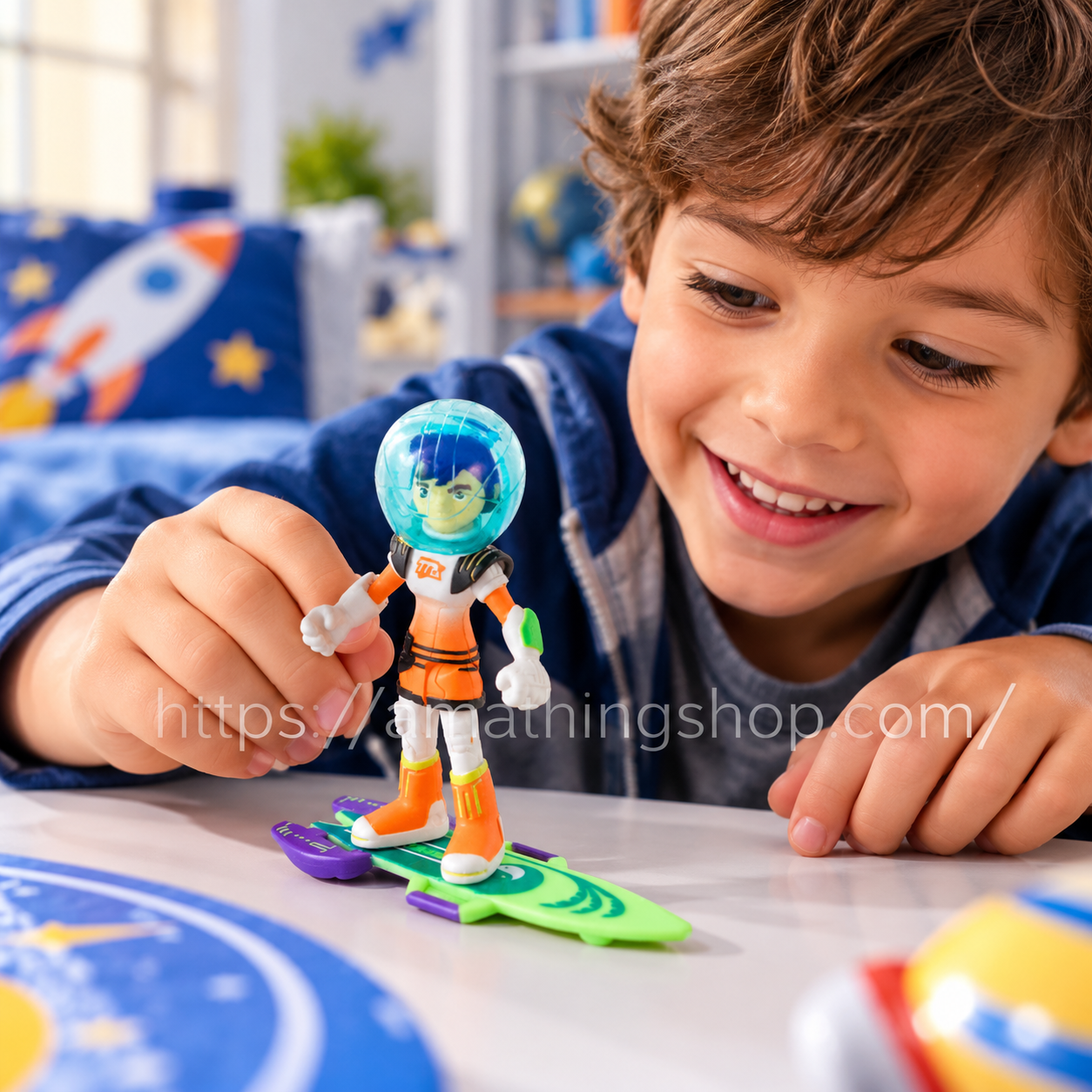 Niño jugando con figura Phoebe Callisto de Miles del Mañana y tabla espacial de TOMY.
